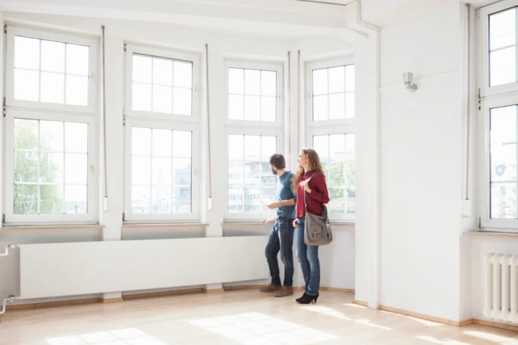 Casal examina casa para comprar
