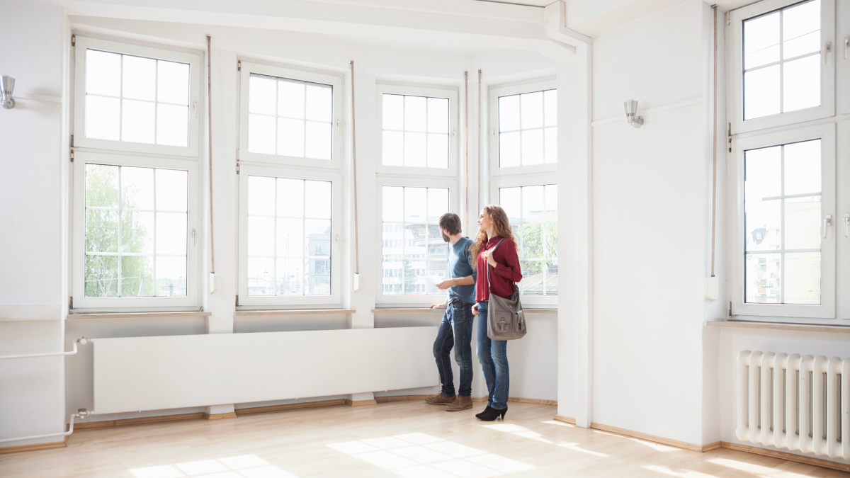 Casal examina casa para comprar