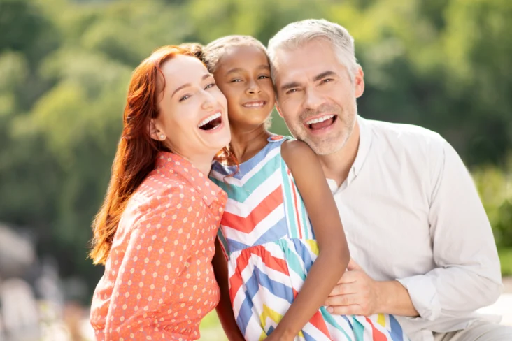 Casal com filha feliz