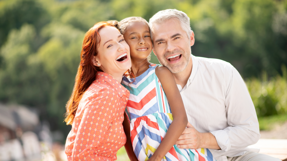 Casal com filha feliz