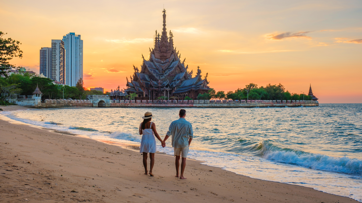 Casal passeia pelas praias tailandesas