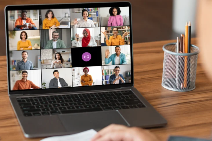 Homem presente numa videochamada