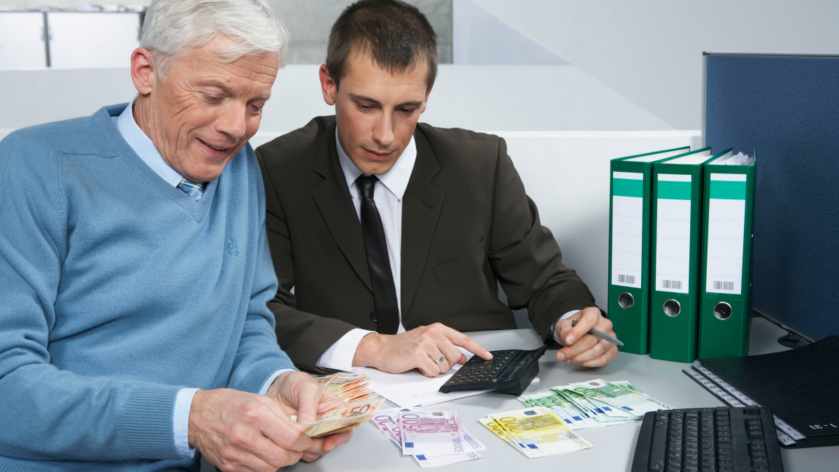 Investimentos: Maioria diz conhecer bem os produtos enquanto 14% depende de recomendações Homem mais velho explica investimentos a homem mais novo