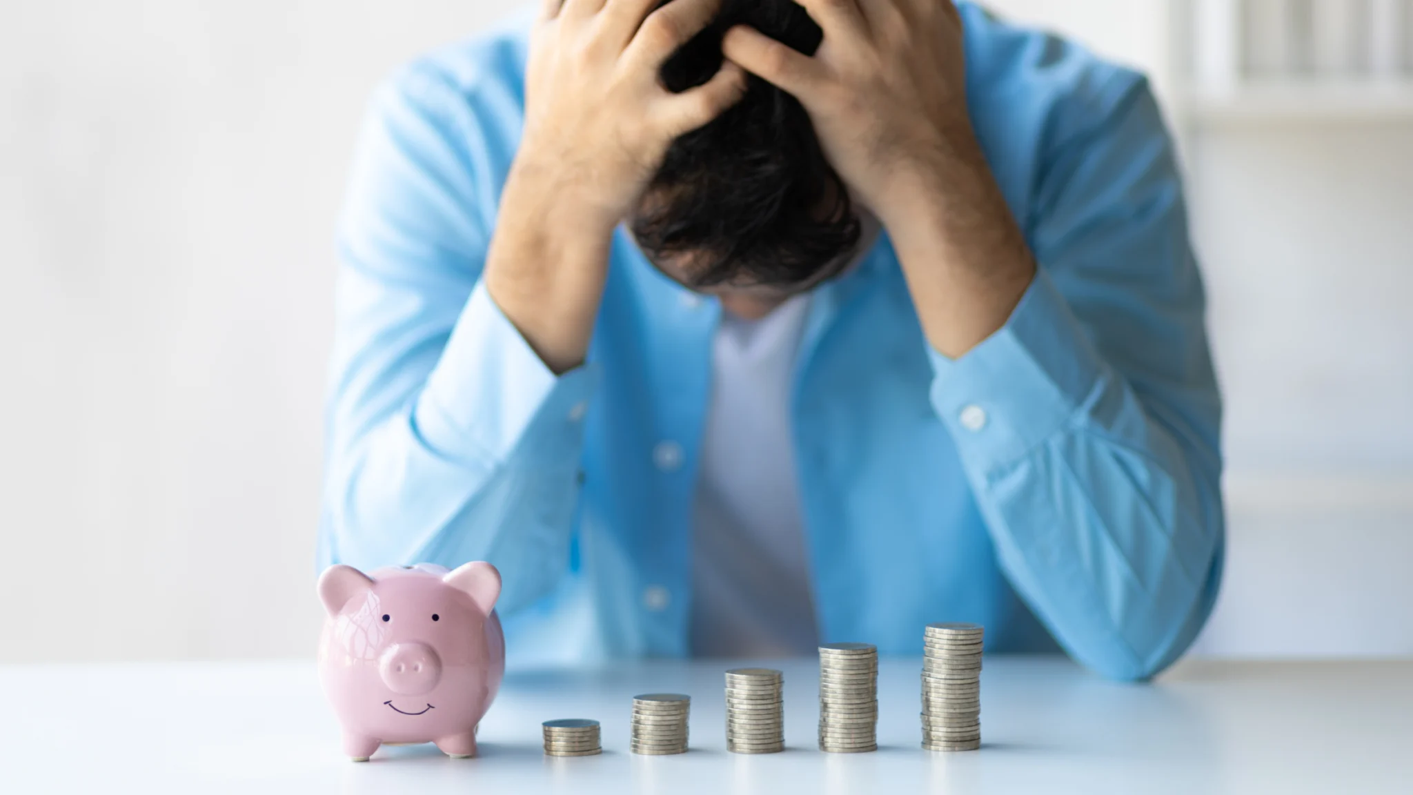 Homem stressado devido a poupanças insuficientes