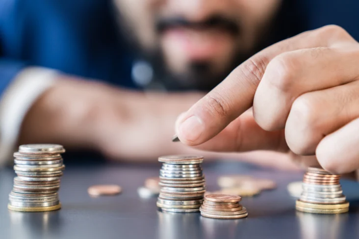 Investidor empilha moedas cuidadosamente