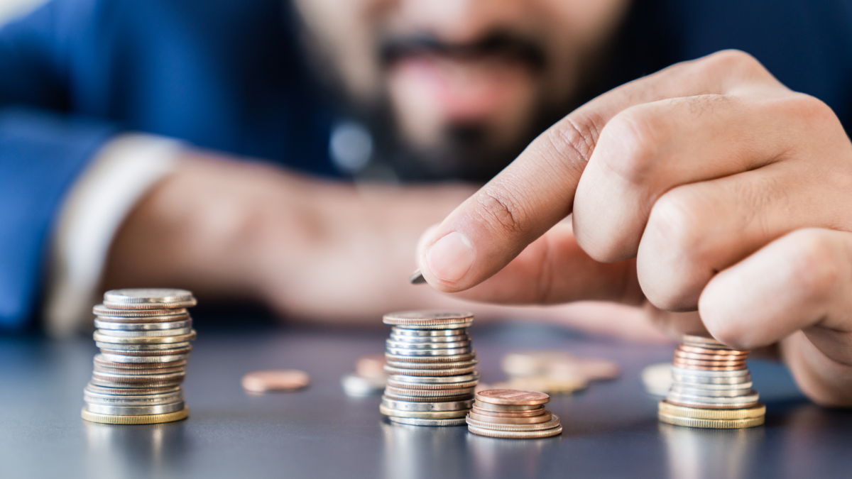 Investidor empilha moedas cuidadosamente