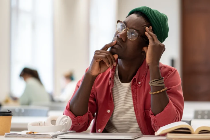 Jovem estudante a pensar que decisão tomar