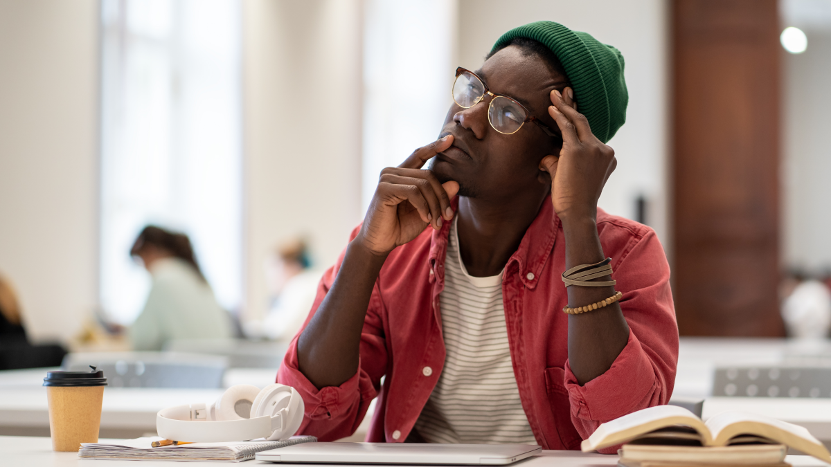 Jovem estudante a pensar que decisão tomar