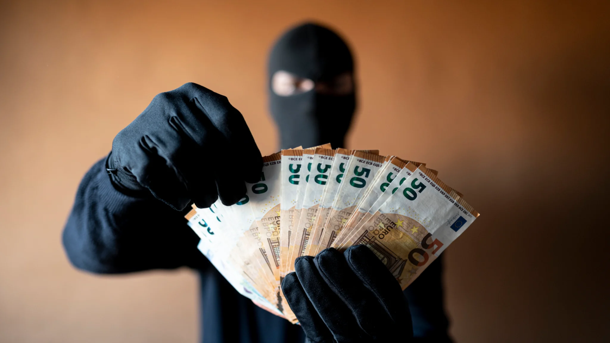 Ladrão segura em várias notas de 50 euros