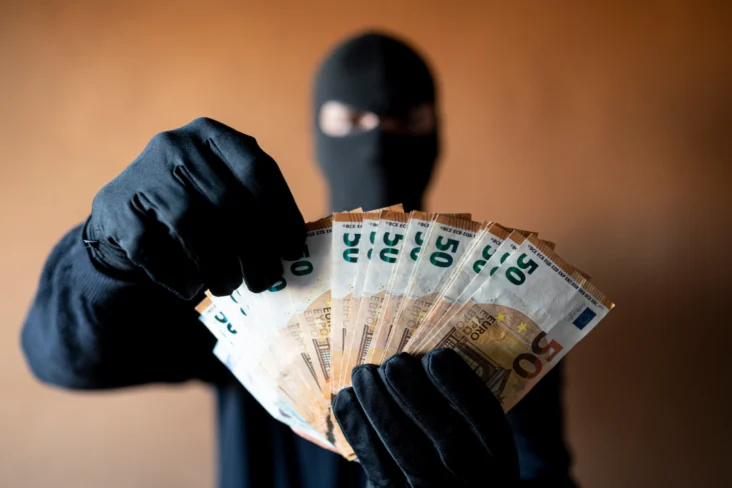 Ladrão segura em várias notas de 50 euros