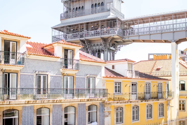 Vista de apartamentos perto do Elevador de Santa Justa, em Lisboa