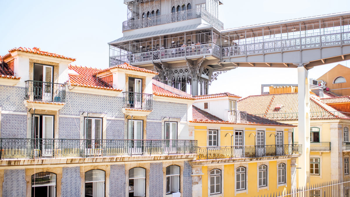 Vista de apartamentos perto do Elevador de Santa Justa, em Lisboa