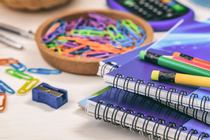 Material escolar sobre uma mesa