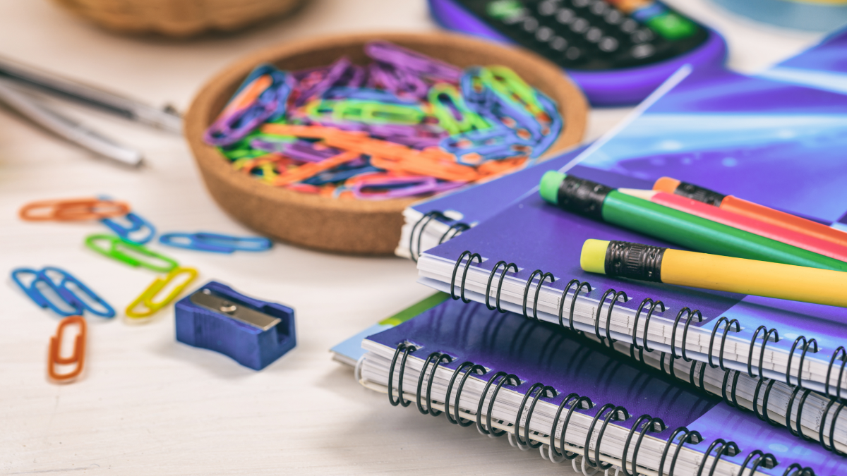 Material escolar sobre uma mesa