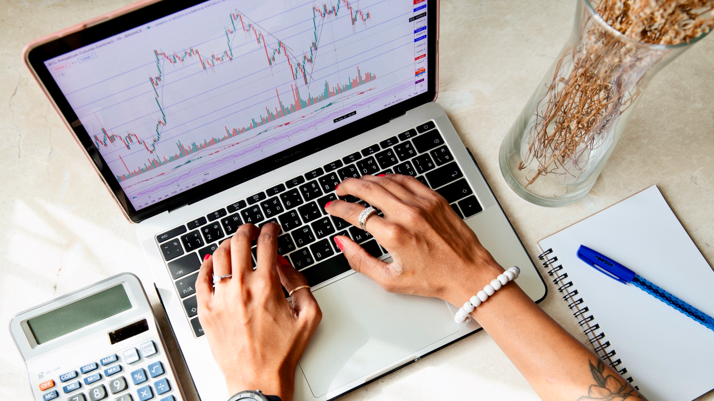 Mulher utiliza um computador portátil para verificar os valores da bolsa