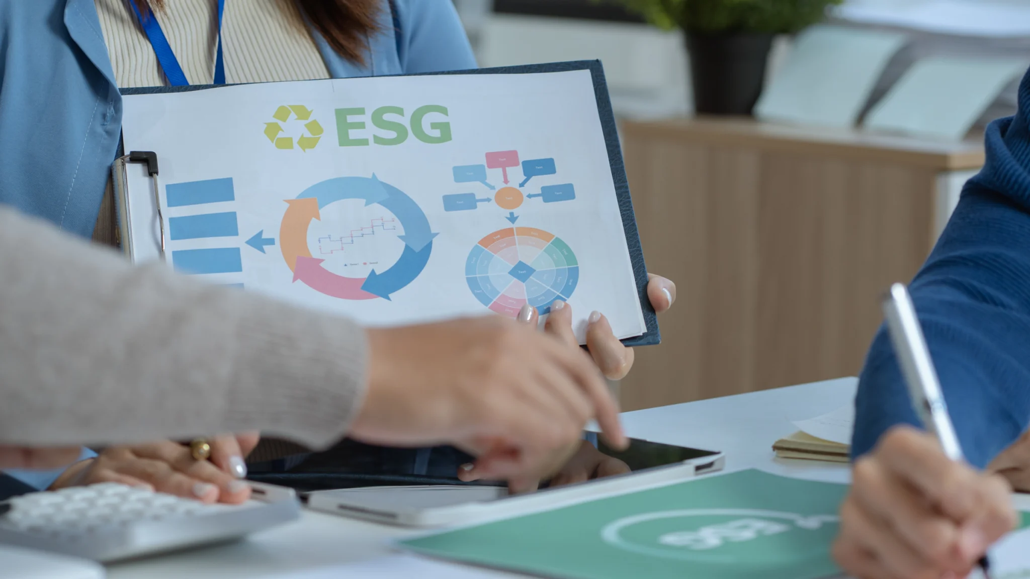 Investimentos ESG: O que são e como identificar? Mulher segura numa folha com a explicação do que são ESG
