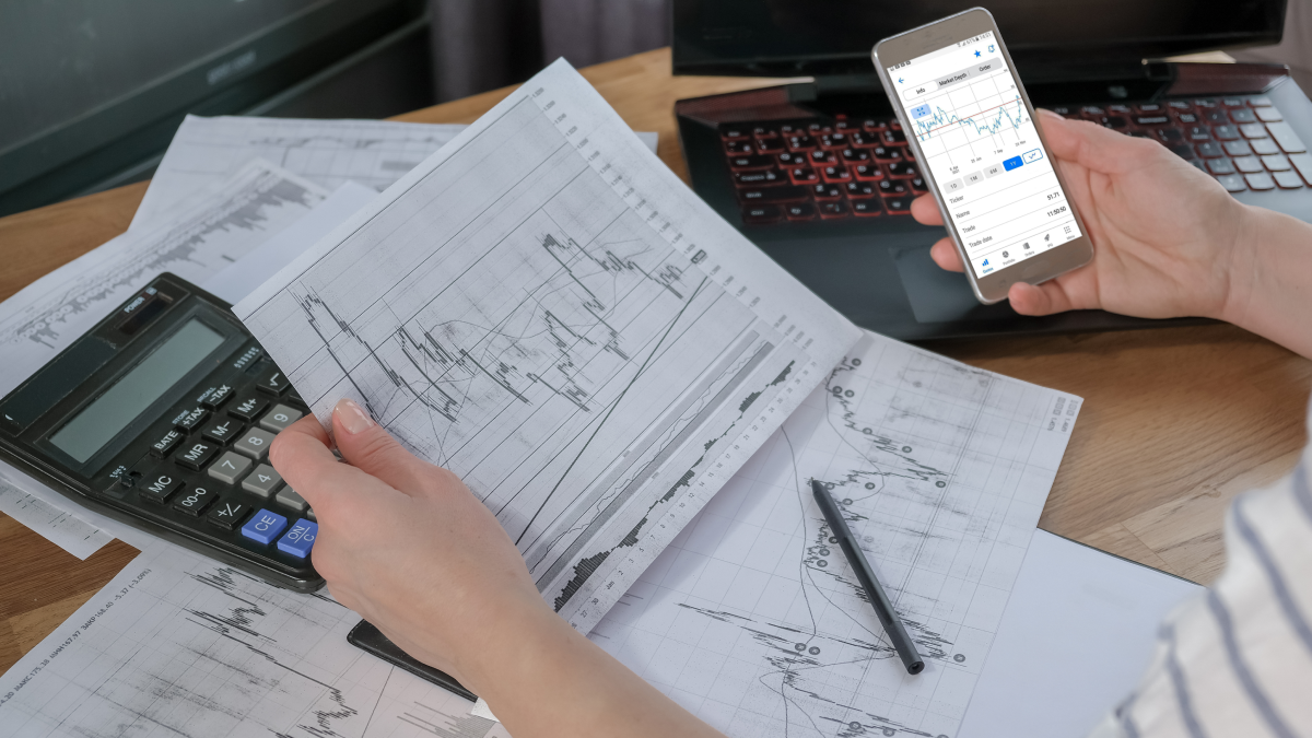 Mulher explora investimentos diversificados