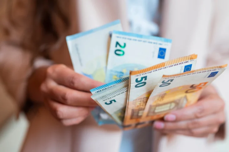 Mulher segura em várias notas de euro