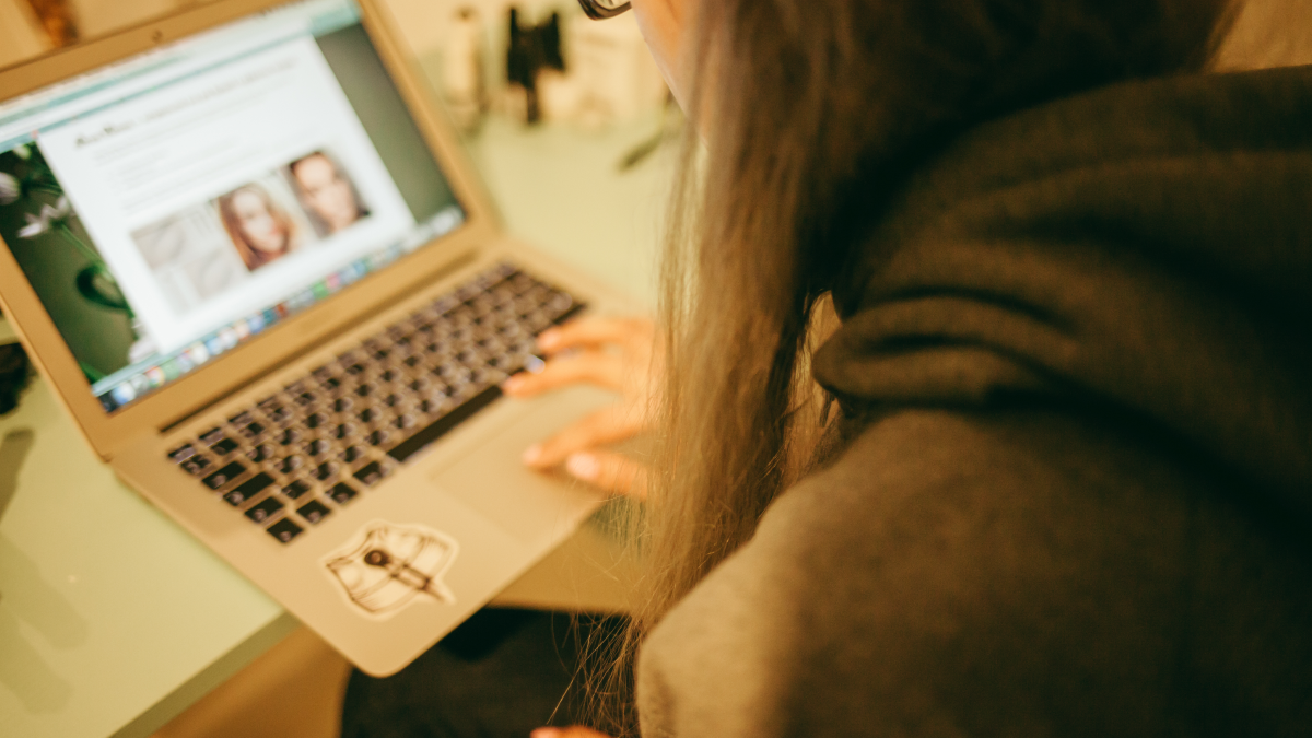 Mulher utiliza portátil para aceder às contas de um familiar recentemente falecido