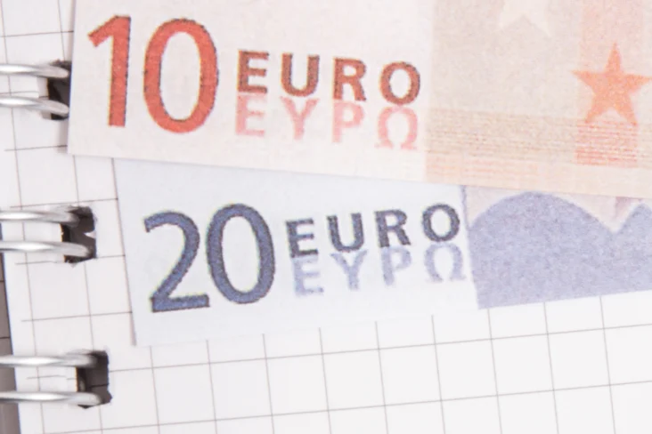 Notas de euro sobre caderno quadriculado