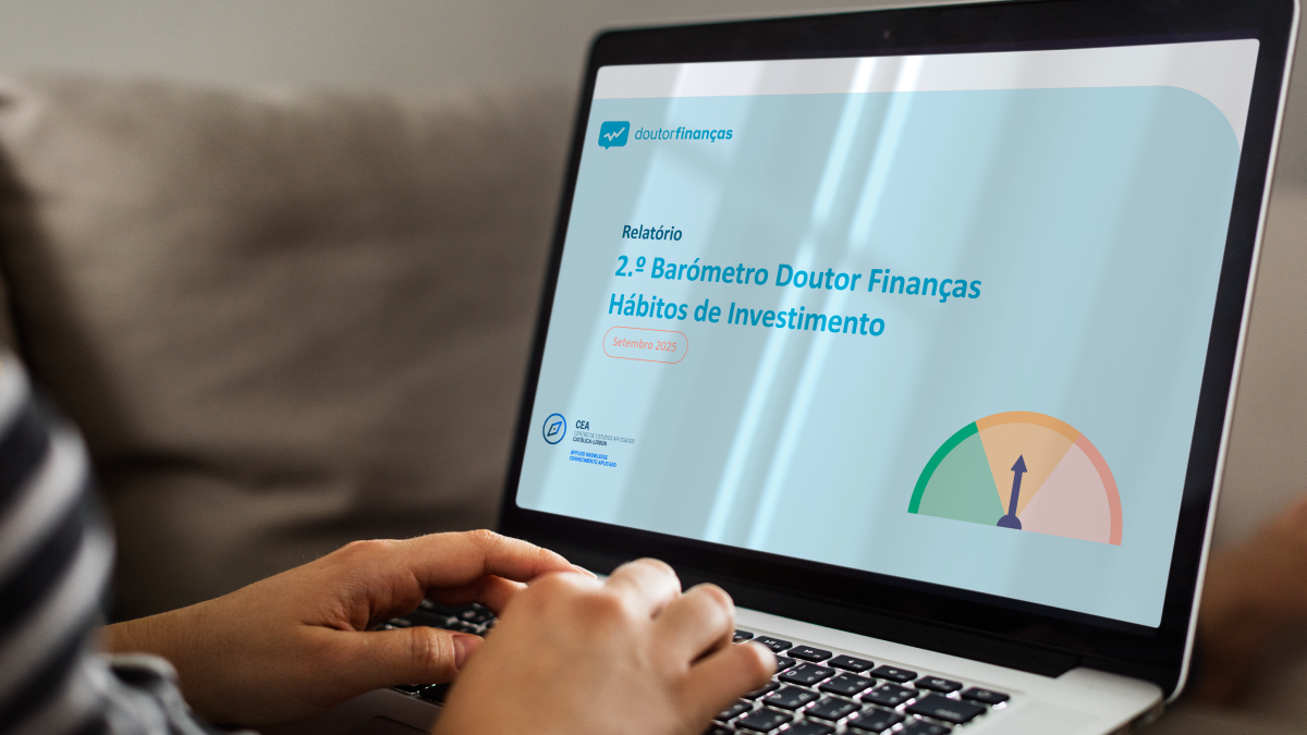 Mulher utiliza um computador portátil para visualizar a capa do Barómetro Doutor Finanças Hábitos de Investimento