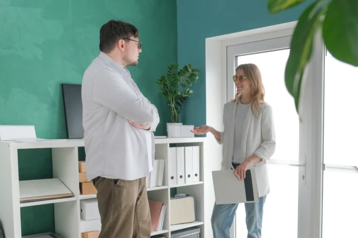 Senhoria de apartamento verifica o estado da casa, junto do inquilino