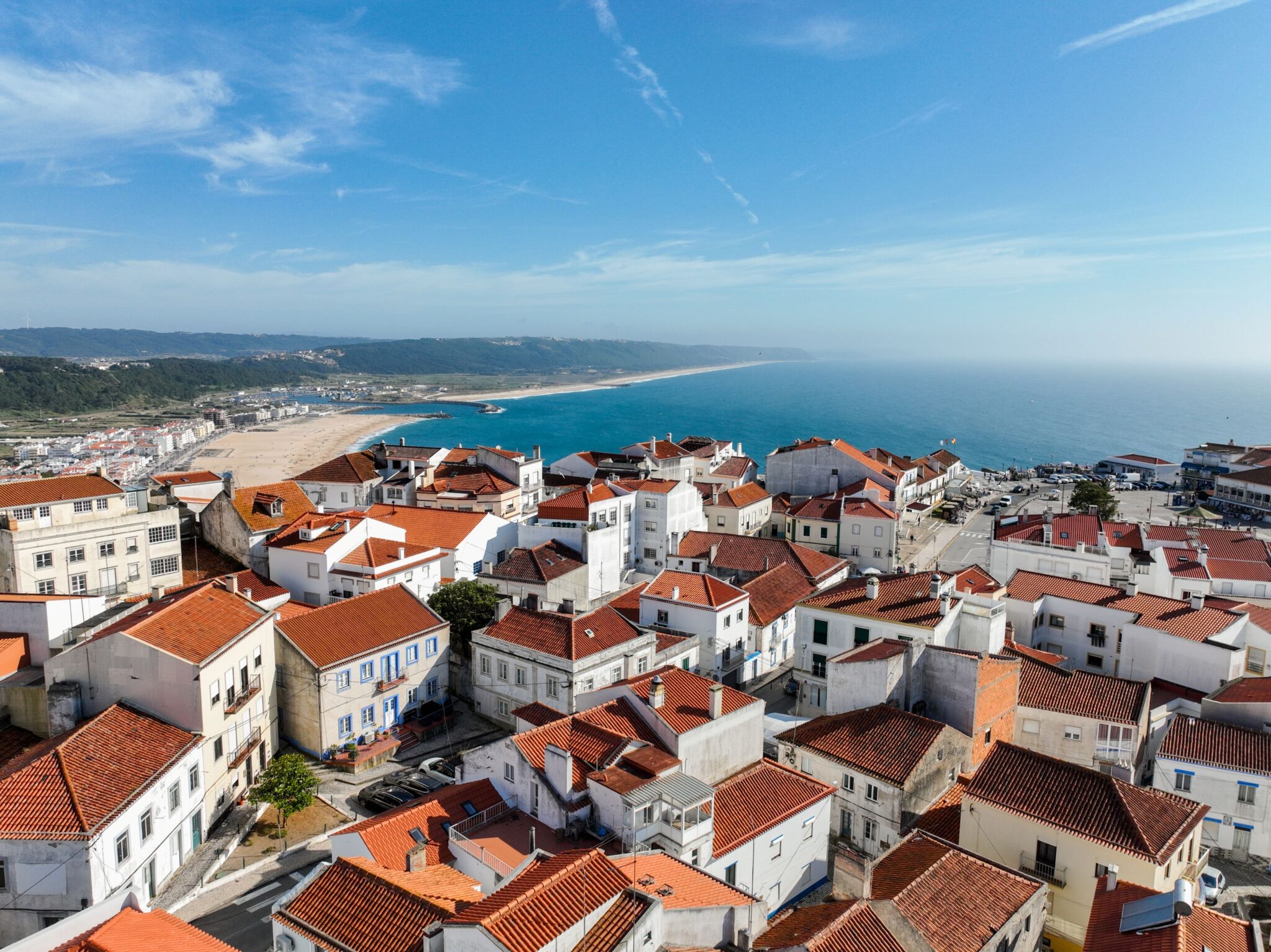 Vista aérea da zona do Carvoeiro em Portugal, com vista para o mar e para uma área residencial