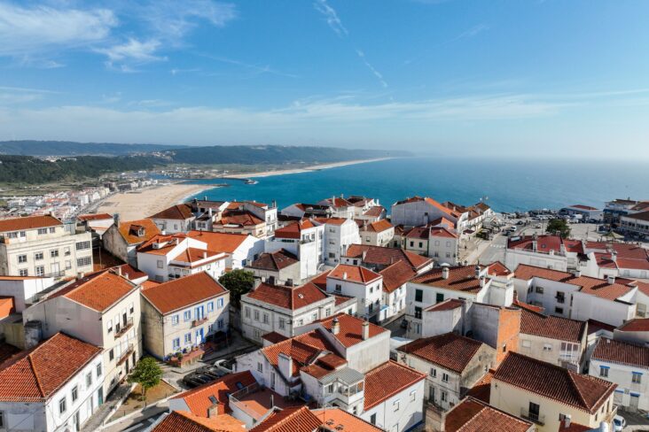 Vista aérea da zona do Carvoeiro em Portugal, com vista para o mar e para uma área residencial