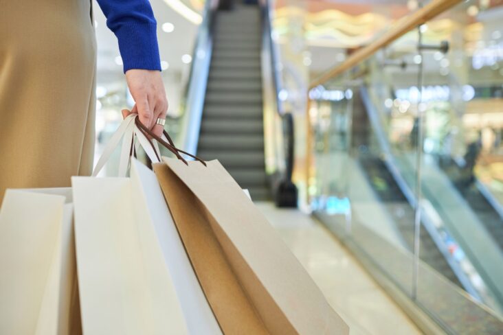 imagem de alguém a segurar vários sacos num centro comercial - para ilustrar artigo sobre compras por impulso