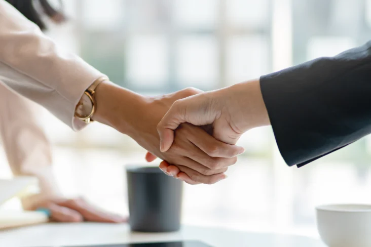 Novo cliente aperta a mão de vendedor