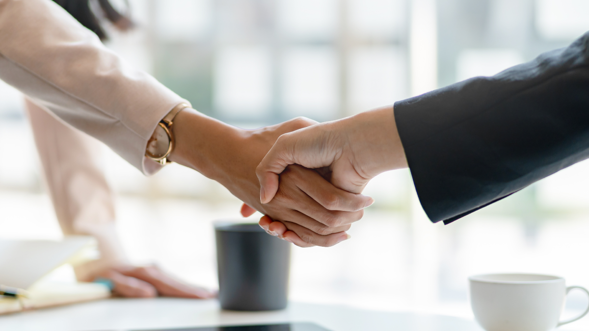 O que é o Custo de Aquisição de Clientes (CAC)? Novo cliente aperta a mão de vendedor