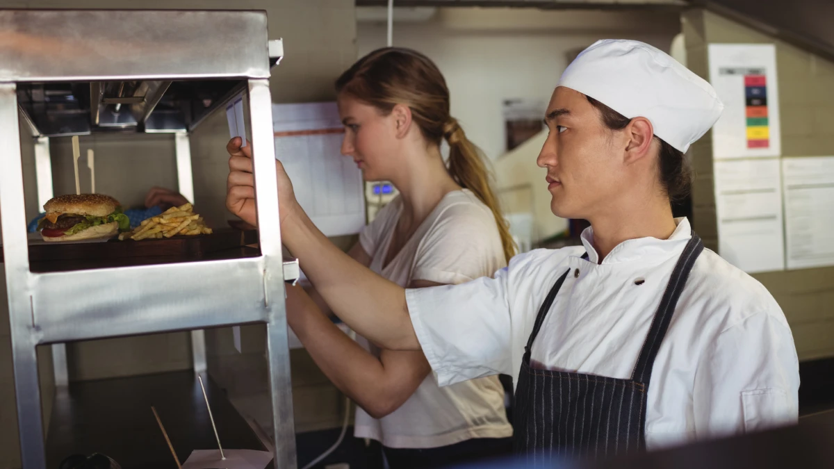 Imagem de um chef de cozinha a trabalhar por turnos