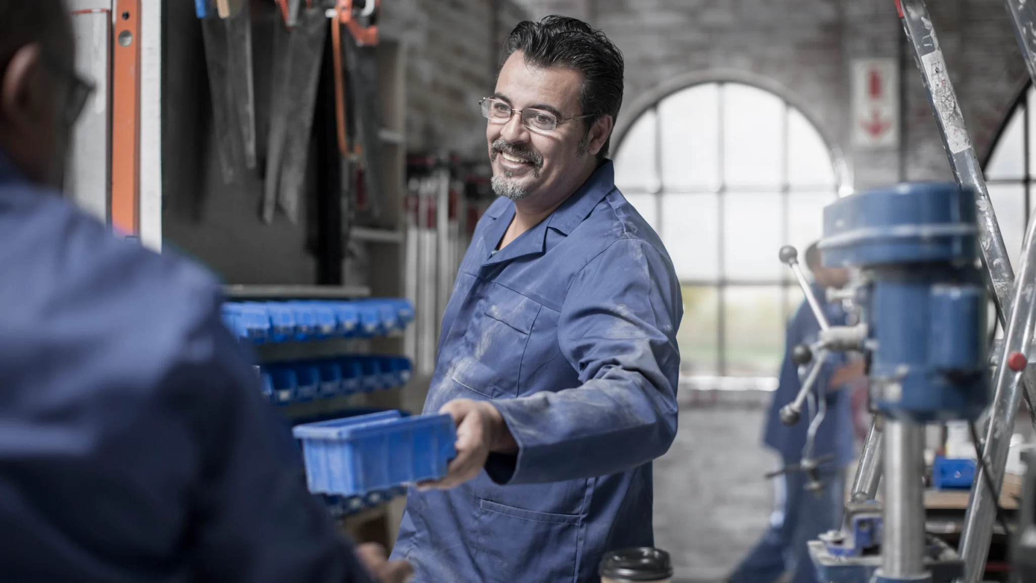 Mecânico numa oficina a trabalhar