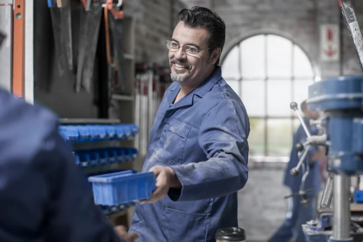 Mecânico numa oficina a trabalhar