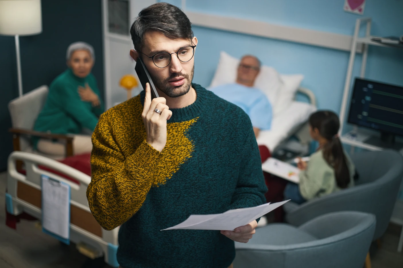 Seguro de saúde: O que fazer se o pedido de reembolso for recusado Imagem onde um homem liga para a seguradora após descobrir que o seu seguro de saúde não cobrirá a sua operação