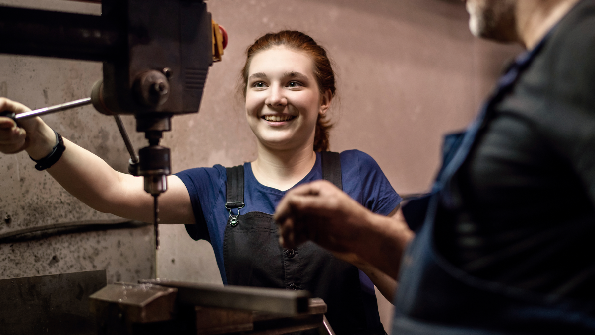 Jovem trabalhadora num contexto de oficina