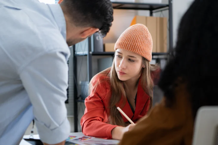 Jovens trabalhadores num contexto de escritório