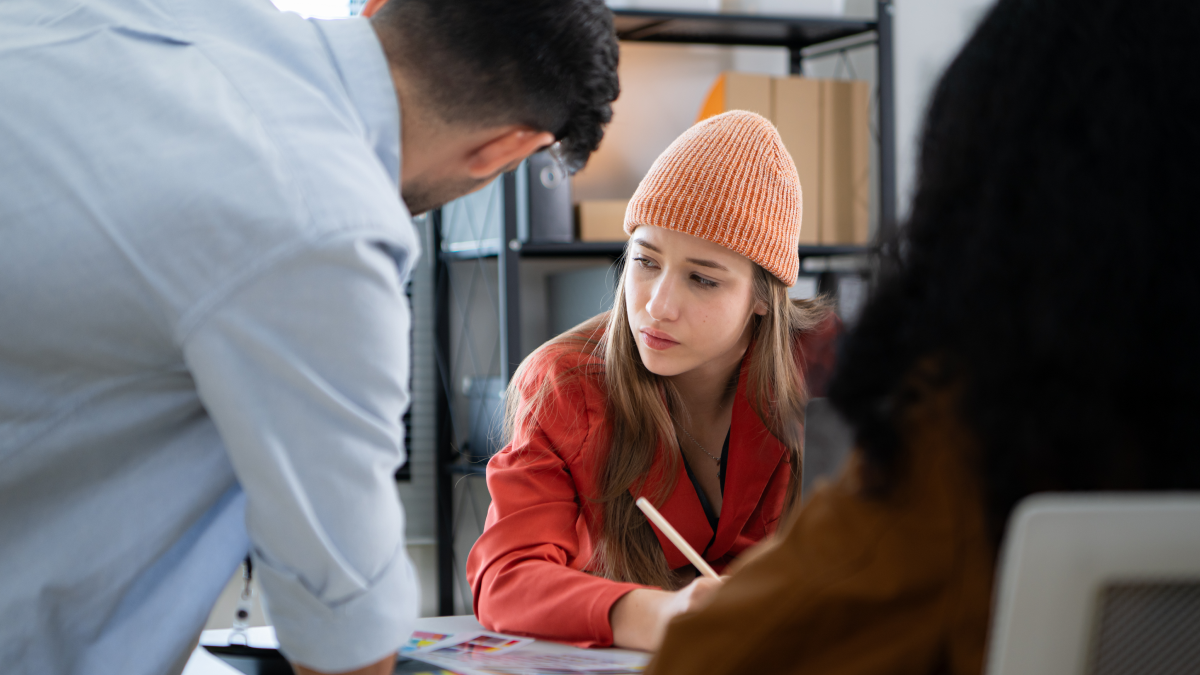 Jovens trabalhadores num contexto de escritório