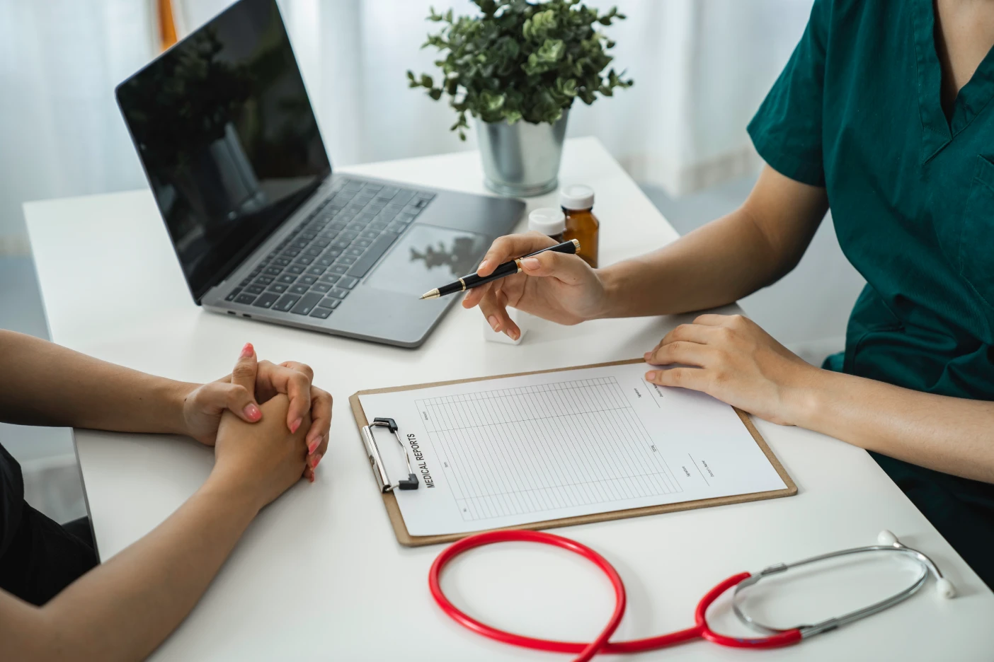 Imagem onde uma médica fala e aponta registos do paciente
