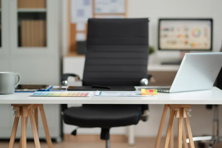 Imagem de uma mesa e cadeira de escritório sem ninguém sentado a trabalhar