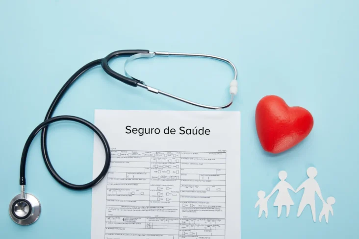 Imagem com uma ficha de registo para seguro de saúde
