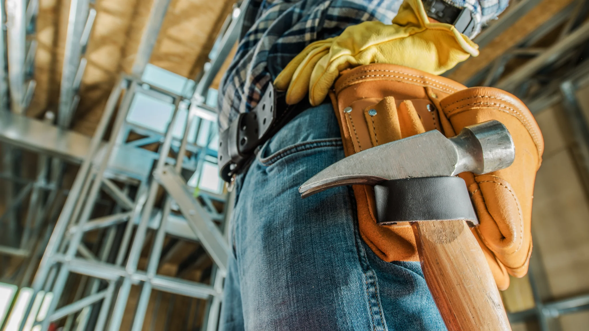 Trabalhador de construções com um martelo