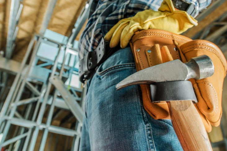 Trabalhador de construções com um martelo