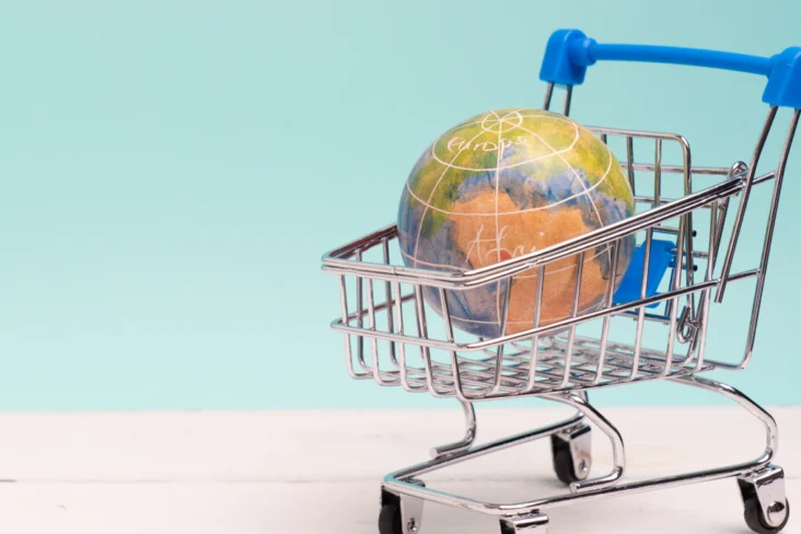 Carrinho de compras de brincar com um globo dentro