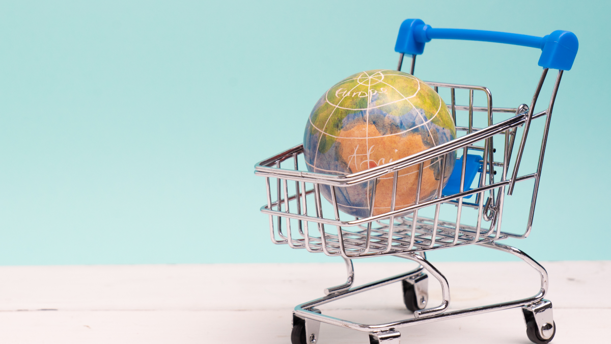 Carrinho de compras de brincar com um globo dentro