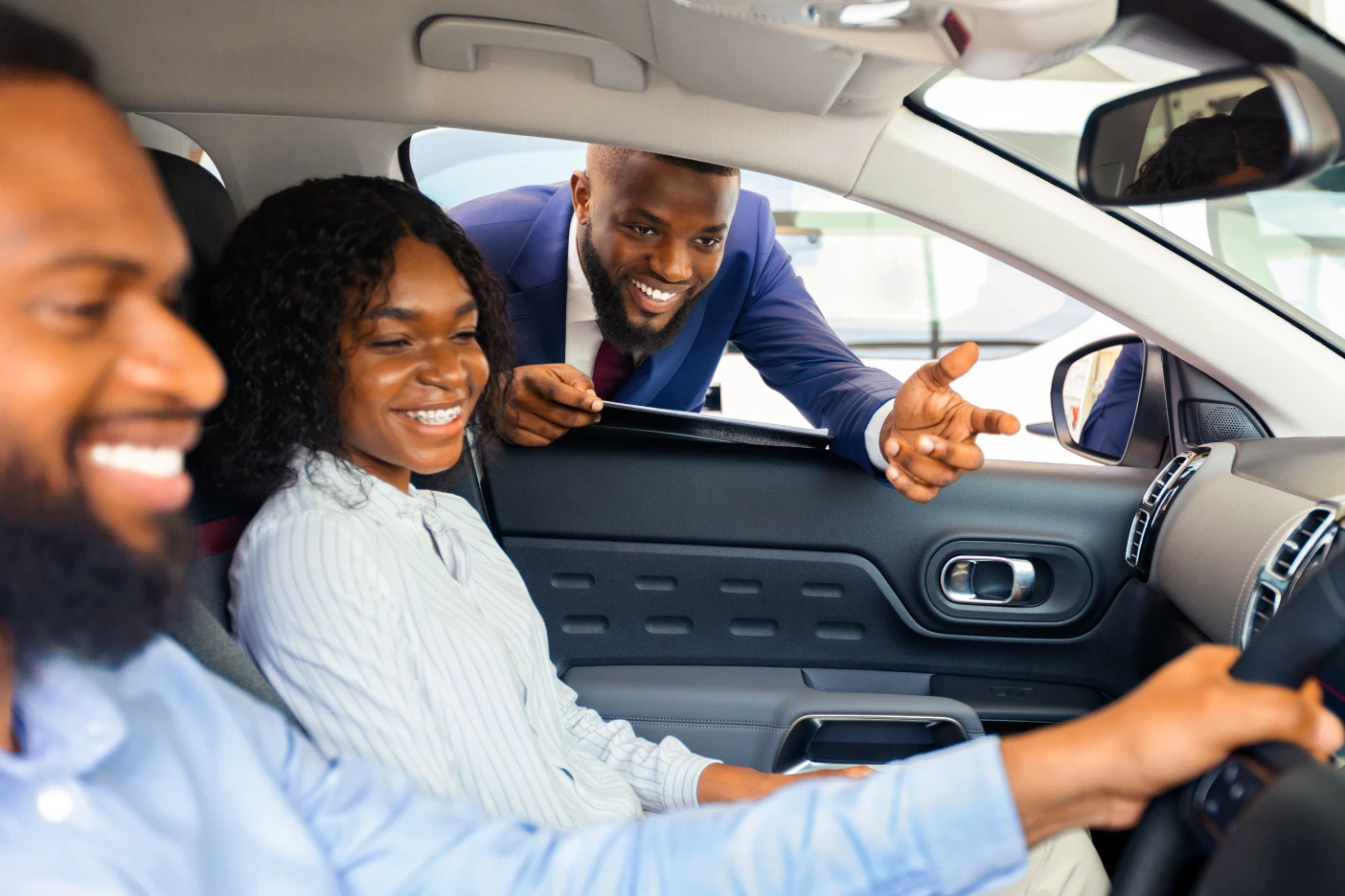 Imagem de um casal sentado num carro