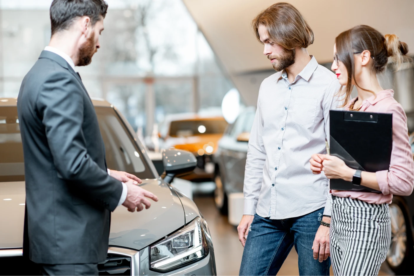 Imagem de um stand de automóveis