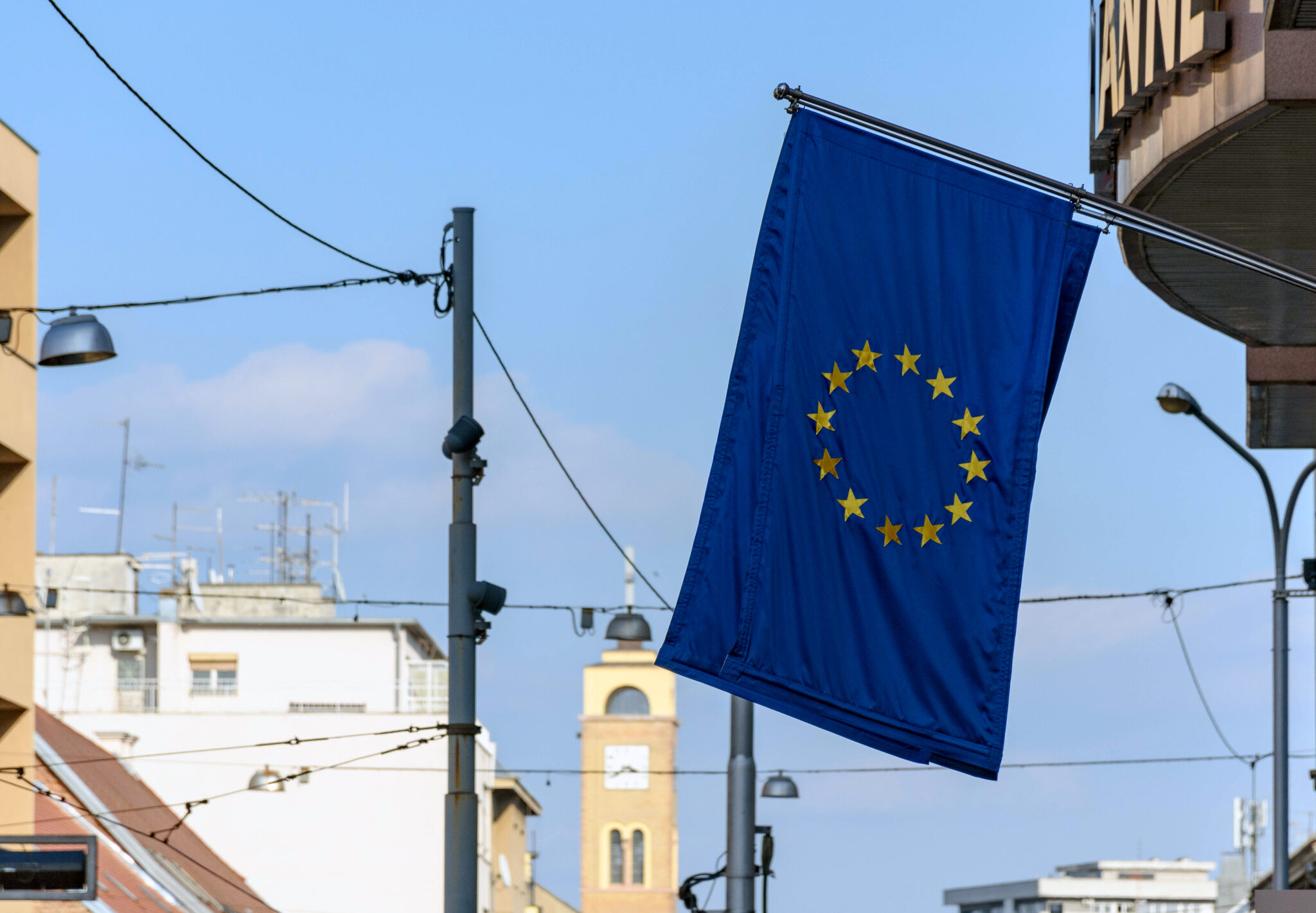 Preço das casas em Portugal cresceu mais do triplo da UE Bandeira da União Europeia pendurada num edifício, numa altura em que os preços das casas continuam a aumentar um pouco por toda a região