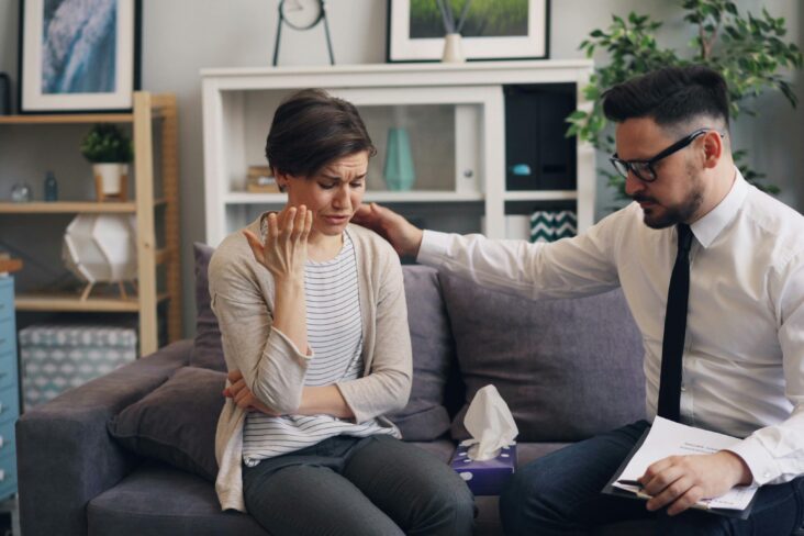 mulher a ser apoiada pelo seu terapeuta numa consulta de psicologia depois de ter adicionado a cobertura ao seu seguro de saúde com o Doutor Finanças