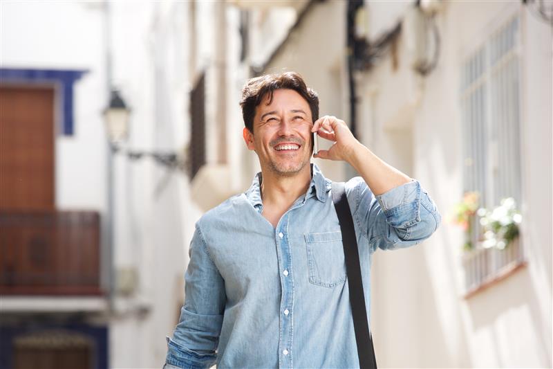 Homem a falar ao telefone